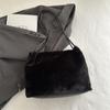 Bolso de mujer vintage de diseño de nicho de felpa de nuevo estilo de invierno 2024, bolso bandolera de hombro de alta gama con todo incluido para mujer