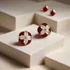 Pendientes Vintage de Trébol de Cuatro Hojas con Tachuelas de Diamantes y Esmalte Rojo, Exquisitos y Elegantes, Pendientes Versátiles con un Toque de Lujo Ligero y de Alta Gama