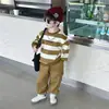 Conjunto de sudadera de rayas anchas para niño, nuevo diseño elegante para niños pequeños, atuendo casual y deportivo de dos piezas para primavera y otoño