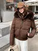 Jaqueta Curta de Algodão com Capuz e Gola Grande de Pelo Removível Estilo Americano Casaco de Algodão Jaqueta Acolchoada de Algodão Feminina Novo Estilo 2026 Outerwear Grosso de Inverno com Acolchoamento de Veludo