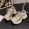 Grulla de Almohada Blanca / Zapatos de Papá Estilo Europeo Mujer Primavera Petite Aumento de Altura 2026 Más Vendido Transpirable Deportivos