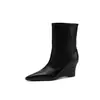 Botas femininas de cano médio com salto plataforma, feitas de couro bovino de flor integral, com bico fino e um design moderno, perfeitas para o outono e inverno.