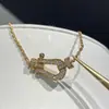 Colar com Fivela de Ferradura Fred, Pingente Totalmente Cravejado em Ouro 18K, Corrente para Clavícula, Colar Pequeno Mini com Fivela Náutica de Ferradura