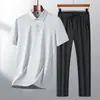 Conjunto de roupas de verão masculinas de alta qualidade, roupa estilosa de pai, camisa polo com gola, calças casuais masculinas frescas de seda gelada