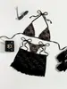 Traje de baño bikini de tres piezas con falda corta de malla y tela compuesta de encaje