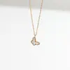 Versátil collar de acero de titanio con mariposa pequeña de nácar blanco de doble cara, estilo europeo y americano, para mujer, cadena para clavícula de diseño nicho, gargantilla