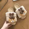 Zapatillas de peluche de oso con lazo de lunares suaves y lindas, nuevas para otoño e invierno 2026, zapatillas peludas antideslizantes y cálidas para el hogar