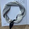 Lenço Quadrado Pequeno de Luxo de Entrada Francês Primavera e Verão Colar de Pérolas Lenço com Fivela Magnética para Preguiçosas Lenço Feminino com Corrente Clavicular
