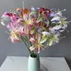 Flores Artificiales de Lirio Dorado de Tres Cabezas, Flores de Seda Realistas para Decoración, Flores Falsas de Alta Calidad y Aspecto Realista para Arreglos de Escena