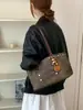 Bolsa Tote Versátil de Gran Capacidad con Remaches para Mujer, Estilo Coreano Nuevo Otoño 2026, Adecuada para Viajes Diarios, Viajes y Salidas