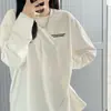Camiseta Blanca de Manga Larga Estilo Japonés Holgado Chic para Mujer Nueva Colección Primavera y Otoño 2024 Camisa Básica Lisa de Color Sólido Moderna