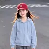 Conjunto de Chaqueta Informal con Capucha de Manga Larga para Niños de Talla Mediana a Grande con Diseño Versátil y Pantalones de Mezclilla Modernos