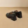 Mocassins slip-on versáteis casuais retrô, modelo outono 2026, estilo britânico com fivela de metal, sapatos de couro confortáveis que aumentam a altura