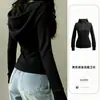 Sudadera chaqueta negra ajustada para mujer, fina, con hombros normales y cintura ceñida, cárdigan corto con capucha y cremallera para personas petite, adecuado para otoño.
