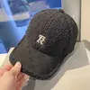 Boné de Baseball Versátil Estilo Coreano Outono e Inverno em Lã de Cordeiro com Bordado de Letras Boné Versátil Estilo Coreano Bico de Pato Boné Esportivo Brilhante da Moda