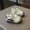 Tênis Esportivo Infantil Estilo Primavera e Outono Superfície de Couro Respirável Sola Macia para Bebê Antiderrapante Calçados para Crianças Pequenas Meninos Meninas Velcro Calçados Infantis