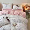 Estilo Pastoral Clase A Alto Gramaje Súper Suave Terciopelo de Leche Juego de Cuatro Piezas para Dormir sin Ropa Juego de Tres Piezas Fresco y Artístico con Tallado Tridimensional para Otoño e Invierno