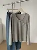 Camiseta de Manga Larga Rayada Relajada con Tachuelas de Colores Gris Niebla para Mujer, Otoño 2026, Estilo Coreano Holgada Casual Versátil Top de Retazos