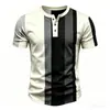 Camiseta Henley Masculina com Estampa Listrada Moda Gola Henley Botão Top Verão Solta Manga Curta para Uso Casual Diário