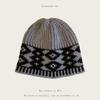 Venta al por mayor Corea del Sur 2024 Nuevo Otoño e Invierno Vintage Jacquard Lana Gorro de Punto para Mujer Japonés Combinable Muestra Rostro Sombrero Pequeño para el Frío