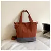 Nova bolsa de ombro e transversal de grande capacidade para o início do outono de 2026, bolsa de mão personalizada com color blocking, bolsa tote estilosa e moderna