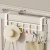 Perchero de ropa para mesita de noche de dormitorio con ganchos para colgar bolsos, ganchos para colgar en la puerta y un estante de almacenamiento para mesita de noche - un organizador conveniente para colgar ropa y sombreros por la noche