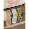 Colección de otoño e invierno: calcetines largos estilo retro para mujer, con tejido transpirable que absorbe el sudor, de diseño sencillo y versátil, y un moderno estampado de grafitis. Estos calcetines de media pantorrilla ofrecen un look juvenil y femenino