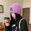 Gorro de lana con letra R de celebridad de internet estilo coreano para mujer, moderno y versátil, hace que la cara se vea más pequeña, gorro de punto para otoño e invierno, gorro cálido para clima frío