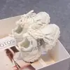 Zapatos para niñas 2026 otoño nuevos de moda geniales zapatos deportivos para niños, moda de diamantes de imitación casual populares zapatos de papá