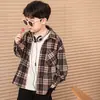 26 Nova coleção de outono: roupa externa xadrez estilosa e legal para meninos pequenos, com gola de veludo cotelê e design de frente aberta