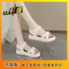 Sandálias de sola grossa super bonitas para mulheres 2026 verão, com laço de pérola, da moda, para usar com saias, sola macia, antiderrapante, sapatos de fada