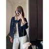 Chaqueta de mezclilla elegante y moderna con bloques de color y diseño corto, perfecta para figuras petite para crear una silueta más alta.. Novedad para Otoño 2026, H091116