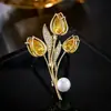 Broche de tulipa em zircônia, alfinete de pérola de água doce de alta qualidade, corsage requintado, broche elegante, acessório para ternos e casacos para mulheres
