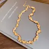 Colar de Metal Torcido com Pregas Irregulares Pulseira de Design de Nicho de Luxo Leve Moda Joias Transfronteiriças Europeias e Americanas Atacado