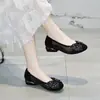 Sapatos Slip-On Femininos de Malha Mary Jane para Uso Externo, Novo Estilo Verão 2026, Bico Redondo, Salto Baixo, Laço, Sola Macia, Design Vazado, Sandálias Slip-On