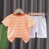 Traje de Moda de Verano para Niños de Manga Corta Estilo Nuevo Moda y Estilo Occidental Rayado de Dinosaurio Pterodáctilo Cuello Redondo Manga Corta Conjunto de Dos Piezas