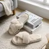Pantuflas peludas de mujer para comercio exterior transfronterizo de Amazon, nuevo modelo otoño e invierno 2026, tira tejida cruzada, punta abierta, zapatillas de algodón para el hogar