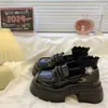 Mocasines de suela gruesa para mujer 2026 nuevo popular otoño versátil estilo británico zapatos pequeños de cuero tacón grueso negro zapatos de una sola suela para mujer