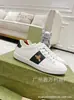 2026 Nuevas zapatillas blancas de la marca g con bordado de abeja, letras y diseño de rosa para mujer, zapatillas planas casuales para parejas, diseño de labios para hombre