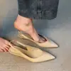 Versión de cuero suave~Zapatos de punta fina retro franceses, nuevo modelo 2026, sandalias elegantes de suela blanda de tacón bajo y punta abierta poco profundas para uso en exteriores