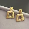 Pendientes geométricos de personalidad de nicho para mujer Corea del Sur pendientes con textura dorada trefilada pendientes de personalidad simples y modernos venta al por mayor