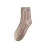 Calcetines de color liso con botones hasta media pantorrilla para mujer, otoño e invierno, en un estilo simple, elegante y colegial, con una mezcla de algodón y un diseño largo y con volantes.