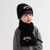Conjunto de Dos Piezas de Gorro y Bufanda Tejidos para Niños Coreano Otoño e Invierno Gorro de Lana Personalizado para Bebé Bufanda Cálida Bordada con Letras