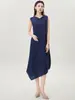 Vestido de Qualidade Boutique Miyake com Toque de Luxo, Caimento Solto, Tamanho Grande, Sem Mangas, Irregular, Moderno, Versátil, Vestido de Comprimento Médio