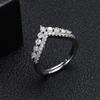 Anillo europeo y americano de circón en forma de V de la Nueva Corona para mujer, personalidad abierta, lujo ligero, retro, alto sentido, joyería al por mayor