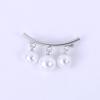 Nuevo broche de alas de moda con ramillete de perlas, accesorio de ropa, alfiler con diamantes de imitación para el cuello.