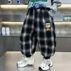 Pantalones Deportivos de Cuadros para Niños Primavera y Otoño 2026 Nuevo Estilo Coreano Pantalones Casuales Sueltos Atractivos para Niños Pantalones para Bebé Venta al por Mayor