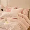 Conjunto de quatro peças estilo princesa fofo de pelúcia de pelo de coelho com relevo em veludo de leite, espessado e quente, roupa de cama com capa de edredom de fleece dupla face