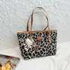 Bolsa de Ombro Único de Lã de Cordeiro Estilo Coreano para Mulheres 2025 Nova Bolsa de Mão Grande Capacidade para o Dia a Dia Bolsa Tote de Mão de Nicho