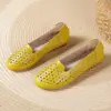 Sapatos de Feijão Vazados de Verão Femininos 2026 Novo Estilo Solado Macio Sapatos Respiráveis com Furos Slip-on Confortáveis para Mães de Meia-idade e Idosas